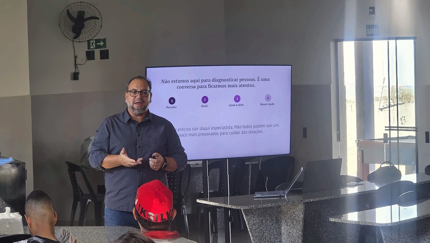 Leonardo Martins apresentando os quatro passos: perceber, ouvir, levar a sério e buscar ajuda